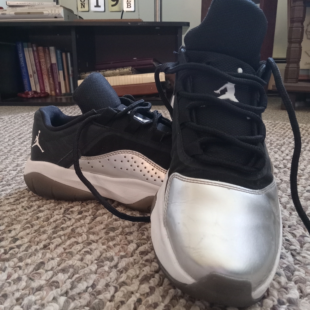 Jordan 11 CMFT Low Women's Black and Silver Toe Sneakers 2022 Size 8